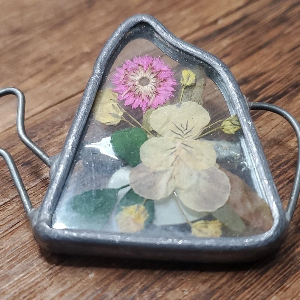 B812 watering can encased dried flowers brooch papel giftware